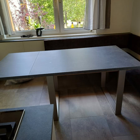Auszugtisch in Küchenfarbe